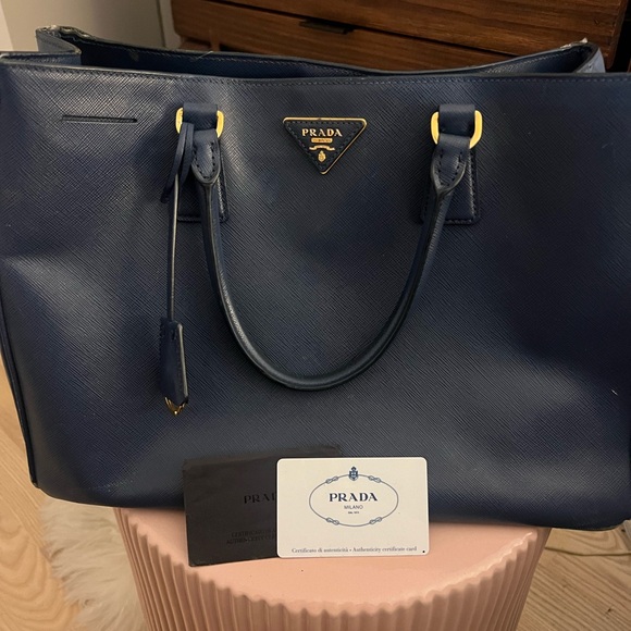 Prada Medium Saffiano Blue tote in good condition with authenticity card - Picture 2 of 7